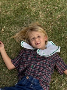 Miora — Le tartan, avec un grand col qui fait sourire. · vêtement enfant cousu main Bonbon Piment