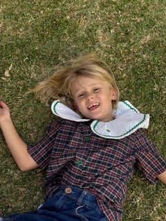 Enfant portant la chemise Miora en tartan