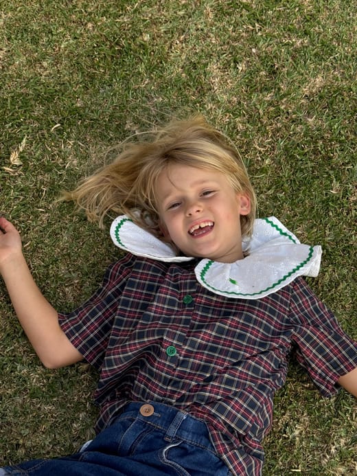 Enfant portant la chemise Miora en tartan
