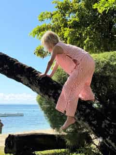 Ensemble Maeva porté par un enfant