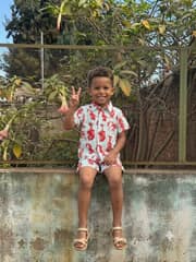 Enfants qui jouent en vêtements Bonbon Piment