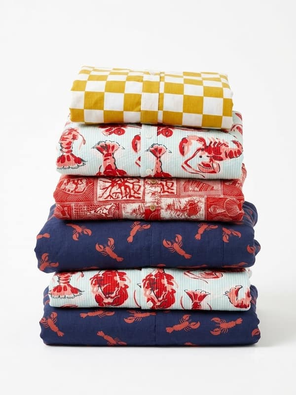 Pile de vêtements enfant cousus main dans l'atelier