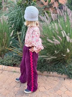 Fillette portant le pantalon Onja bordeaux à croquet fuchsia