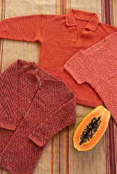 Cardigan long terracotta porté par un enfant