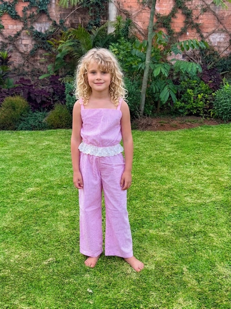 Enfant portant la combinaison Tsiky rayée rose