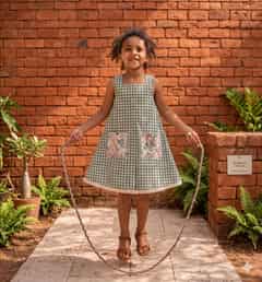 Robe Jade porté par un enfant