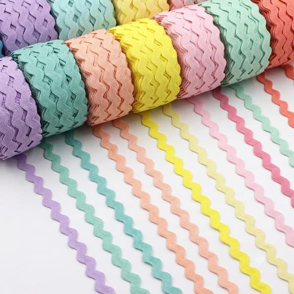 Rubans ric rac pastel utilisés pour les finitions des vêtements